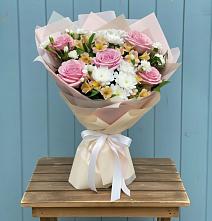 Букет цветов из:  Гвоздики, Орхидеи и Розы в Фенино