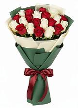 Букет Микс из красных и белых роз в Фенино