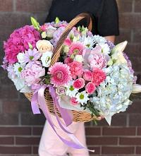 Композиция солнечный день в Фенино Цветочная композиция из Розы, Хризантемы, Пионы и Лизиантусы в корзине в Фенино