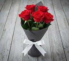 Букет 5 Красных роз Эдлесс Лав в Фенино