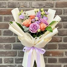 Букет цветов из:  Лизиантусы и Розы в Фенино