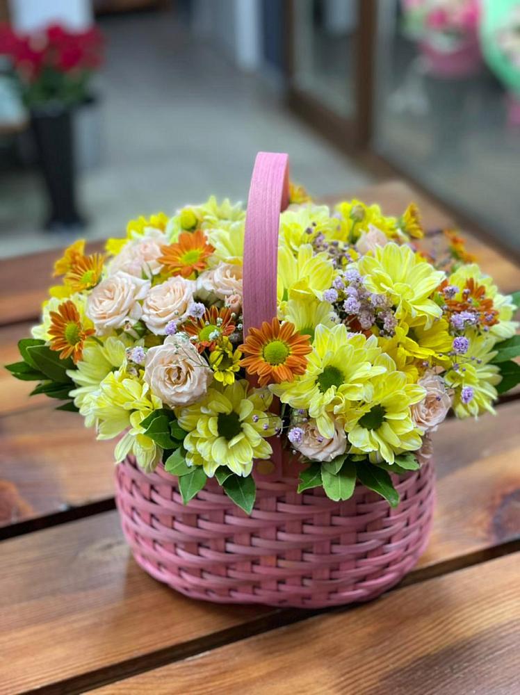 Цветочная композиция из Хризантемы и Розы в корзине в Фенино