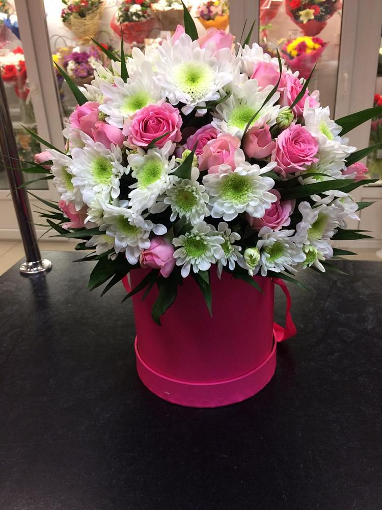 Цветочная композиция из Розы и Хризантемы в шляпной коробке в Фенино