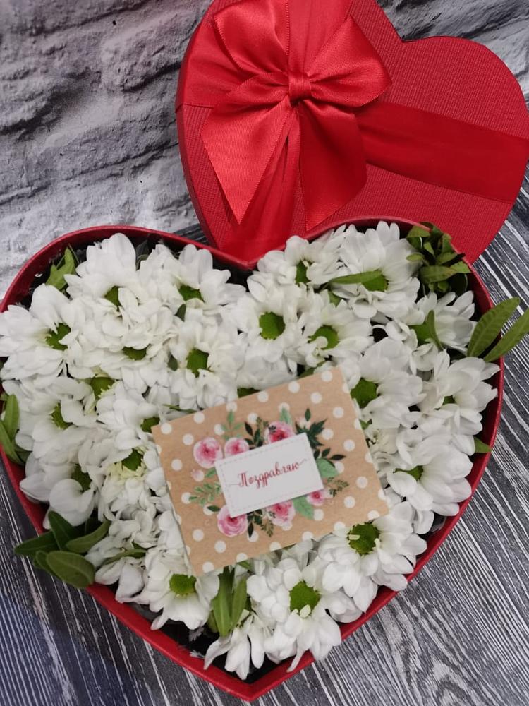 Цветочная композиция из Хризантемы в виде сердца в Фенино