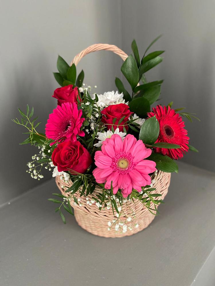 Цветочная композиция из Розы, Хризантемы и Герберы в корзине в Фенино