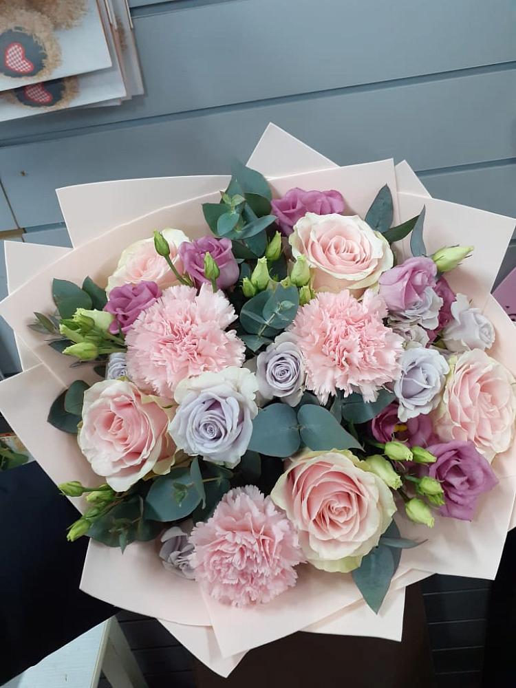 Букет цветов из: Розы, Гвоздики и Лизиантусы в Фенино