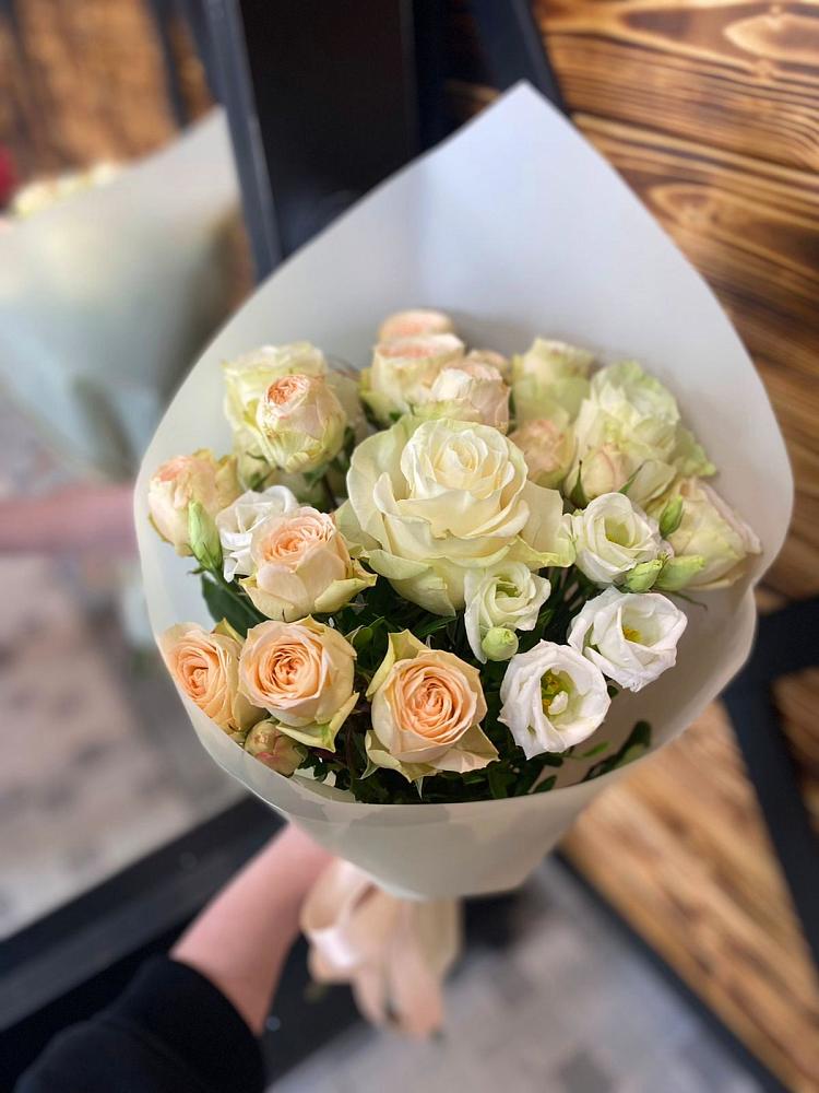 Букет цветов из: Розы и Лизиантусы в Фенино